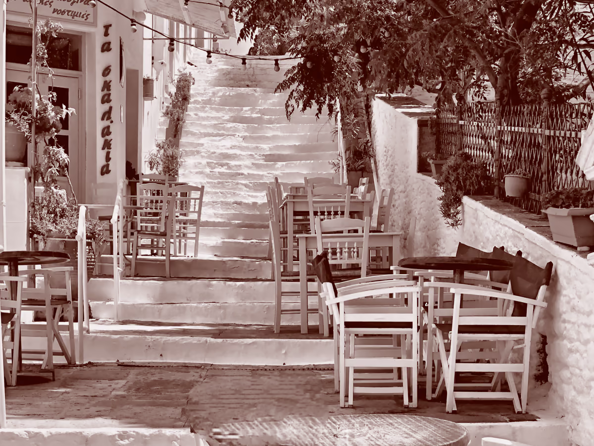 Η αυλή το βράδυ, με τα φωτάκια αναμμένα