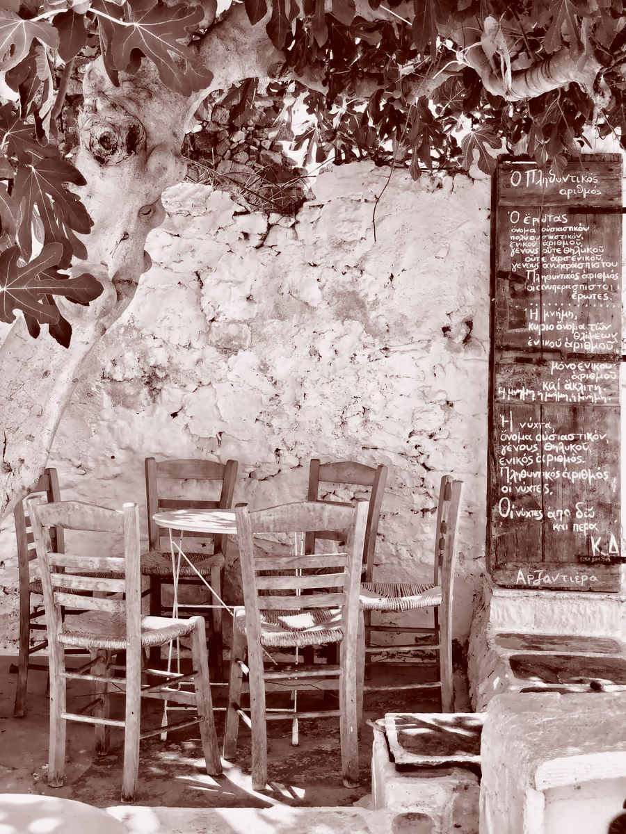 Η σάλα με τα ξύλινα τραπέζια